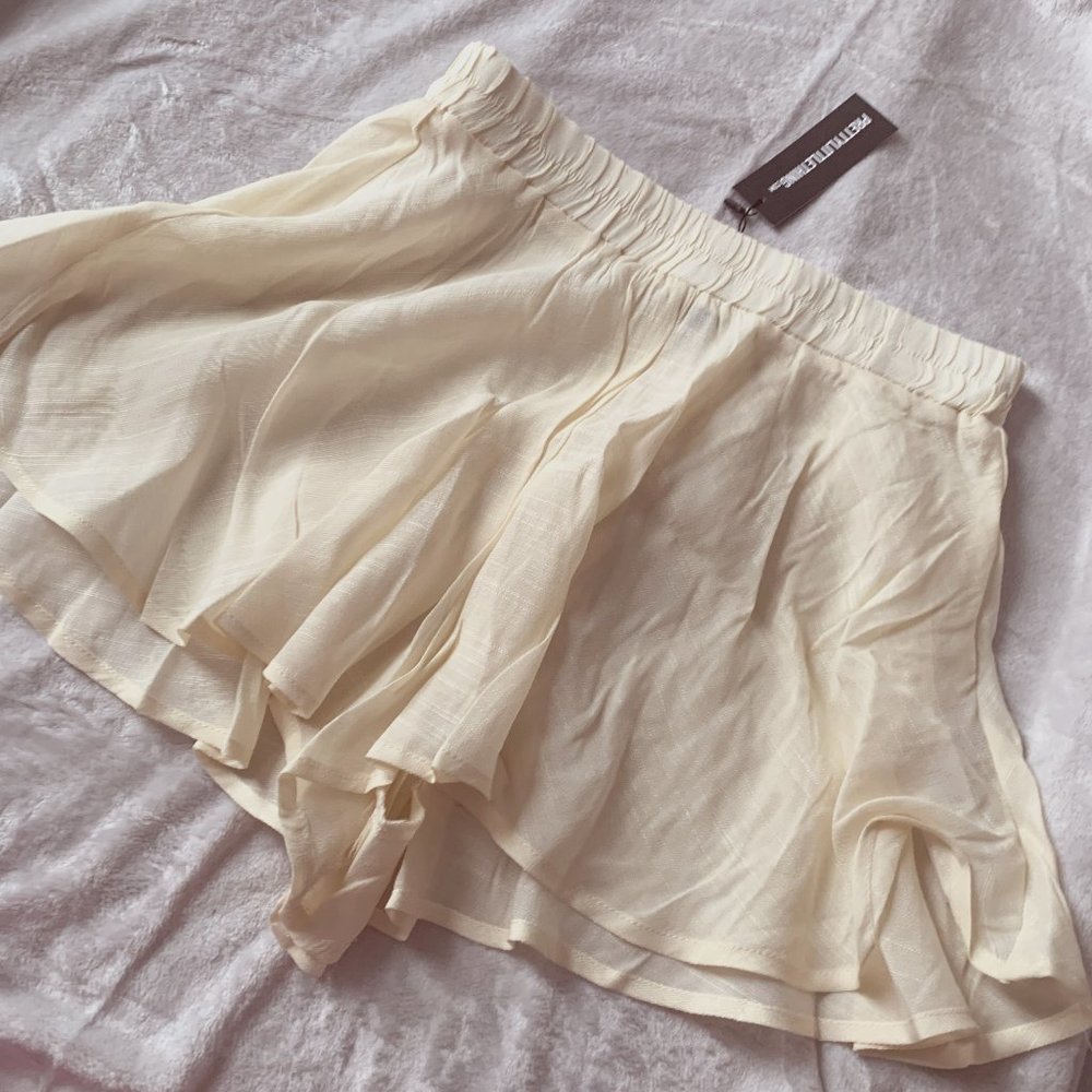 NWT PrettyLittleThing Cream Linen Look Floaty Beach Shorts - Picture 1 of 1